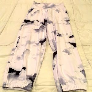 5/$40Cute white cropped joggers black and gray cloud print size extra small